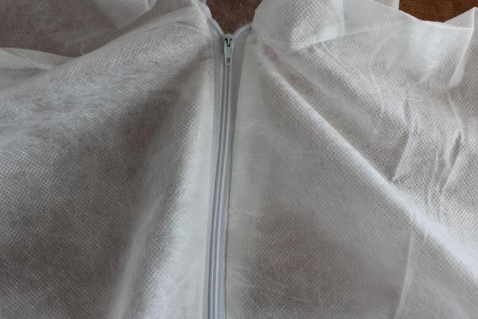 Breathable Tyvek Disposable Coveralls For Dust / Particle / Virus Prevention